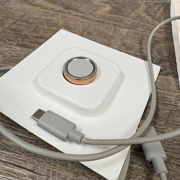 Oura Ring Gen 4 Rose Gold | Size 9 with Charger & Accessories - Picture 11 of 14